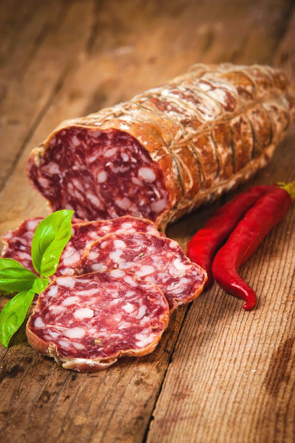 Sobrasada de Mallorca de Cerdo Negro (cerdo betyder ”gris”, negro betyder ”svart”) måste tillverkas av kött som uteslutande kommer från svarta grisar som föds upp på ön Mallorca.