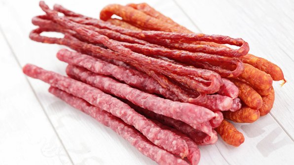 Secallona, Somalla, Petador, Espetec – även om dessa namn låter mystiska och exotiska, är sanningen att de alla är torra korvar och att de alla kan kallas fuet eller longaniza. Tillverkningsprocessen är i princip densamma, det som skiljer dem åt är storleken. Longaniza packas i ett hölje med stor diameter, fuet i ett hölje med medelstor diameter och secallona i ett hölje med liten diameter. Secallona är mycket torr och skrynklig, medan somalla är mer fuktig. Secallona och somalla är U-formade och täcks inte av mögel, till skillnad från fuet som alltid har vitt mögel. Petador är det namn som är vanligt för dessa korvar i den katalanska staden Sabadell, 20 km norr om Barcelona. Espetec eller fuet är i princip samma katalanska korv.  Translated with DeepL.com (free version)