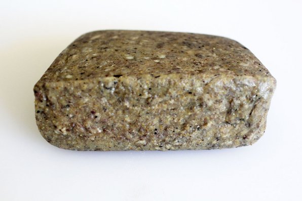 De ursprungliga recepten på scrapple skapades för att eliminera avfall och använda så mycket som möjligt av det slaktade djuret, så ursprungligen gjordes scrapple av slaktbiprodukter från gris, såsom huvud, hjärta, lever och andra rester, som kokades med benen kvar (ofta hela huvudet) för att göra en buljong. När det var kokt tog man bort ben och fett, hackade köttet fint och lade tillbaka det i köttbuljongen, där man kokade (torrt) majsmjöl eller bovetemjöl för att göra en gröt. Kryddor, vanligtvis salvia, timjan, sarv, svartpeppar och andra, tillsätts i buljongen. Bovete var mycket populärt i Tyskland, Polen och Ryssland, så det är inte förvånande att pennsylvaniatyskarna föredrog bovete för att tjockna scrapple. Ibland användes majsmjöl eller vanligt mjöl istället för bovete, eller ibland i kombination med bovete.