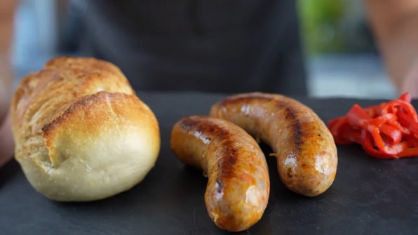 Schaschlikbratwurst är en läcker blandning av bratwurst och de intensivt kryddiga ingredienserna i en schaschlik. Den är ett utmärkt alternativ till den typiska fläskbratwursten och passar perfekt till en grillkväll. Perfekt för nybörjare.