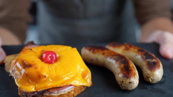 Hawaii Toast Bratwurst kombinerar 50-talets nostalgiska charm med modern grillning. Denna kreativa blandning av den klassiska Hawaii Toast, med smakrik skinka, söt ananas och kryddig bratwurst, ger din grill en touch av retro. Det är värt att prova!
