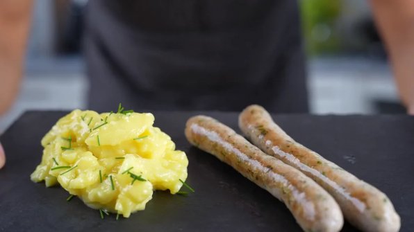 Kryddkorven är ett gott sommaralternativ till den klassiska grillkorven. Valet av kryddor är en smaksak. Här kan du experimentera. Jag använder persilja, gräslök och krasse. 
