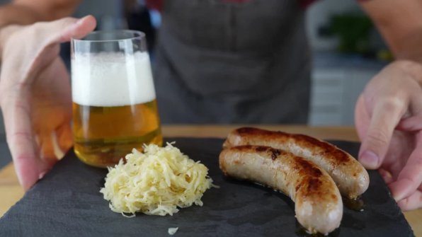Bier-Kraut-Bratwurst är en bratwurst som förfinas med surkål och öl. Det ger hela rätten en kryddig och mustig smak med en fin, maltig ton. Perfekt för alla som vill prova något nytt.