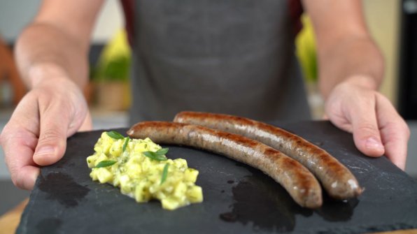 Grillsäsongen har börjat och hjortkorv är ett utmärkt alternativ till den typiska fläskkorven och passar perfekt för en grillkväll. Den passar både nybörjare och viltälskare. 