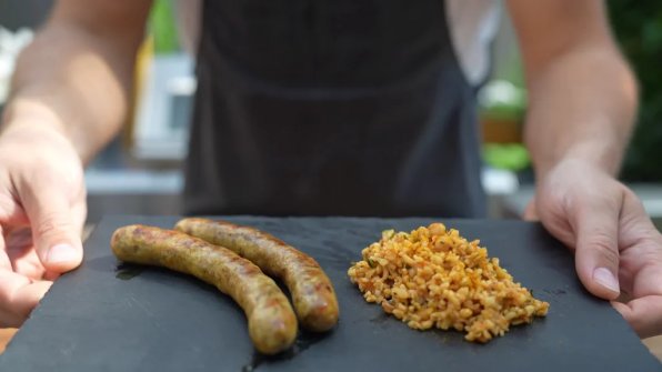 Den indiska currykorven är en spännande variant av bratwurst. Kurkuma ger korven en lätt gul färg. Den intensiva currysmaken gör den indiska korven till något alldeles speciellt.