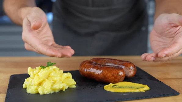 Regensburger Wurst är en klassisk bayersk specialitet. Den kännetecknas av sin kraftiga, kryddiga smak och en lätt rökig ton. Den serveras ofta som mellanmål, i sallader eller som en del av en fika. Nu på sommaren passar den också utmärkt som grillkorv. 