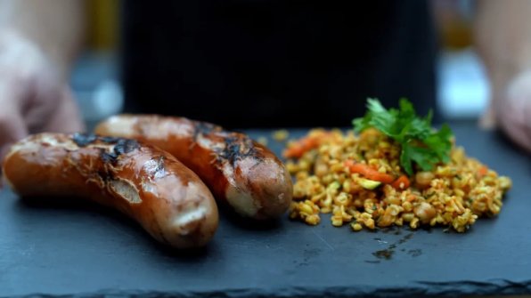 Den röda korven är en klassiker i södra Tyskland, framför allt i Baden-Württemberg. Den kallas ofta även för röd bratwurst. Med sin knapriga konsistens och sin omisskännliga smak är den inte bara ett populärt mellanmål, utan även en höjdpunkt på varje grillfest. Den smakar utmärkt stekt. 