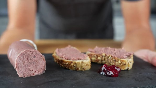 Viltleverkorv är ett trevligt omväxlingsrikt alternativ som kan varieras efter din smak – oavsett om du använder vildsvin, rådjur eller hjort. Valet av kött är helt upp till dig!  Viltleverkorv passar utmärkt på en smörgåsbricka. Tillsammans med lingon och ett gott, knaprigt bondbröd är det helt enkelt himmelskt.