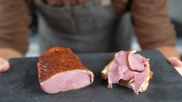 Det rökta ankbröstet kombinerar en fin rökt smak med vinterliga kryddor som kryddnejlika och kanel. Oavsett om det serveras som förrätt, huvudrätt eller ingrediens i en sallad – det ger varje rätt en festlig och speciell touch.