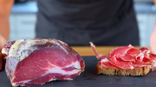 Enbärsskinka är ett underbart alternativ till klassisk skinka och hör till mina absoluta favoriter. Den fina enbärssmaken ger den en speciell arom. Aromen är tydlig, men aldrig påträngande. Helt enkelt perfekt balanserad!