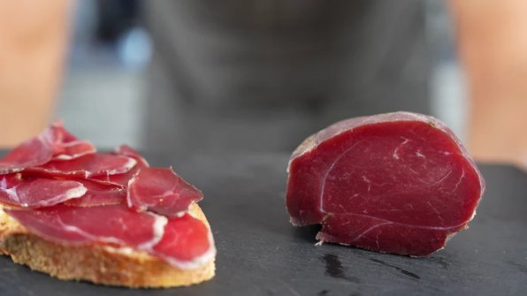 Vildsvinskinka är en läcker viltdelikatess från vildsvin och ett utmärkt alternativ till klassisk skinka. Genom saltning och torkning får den en unik smak.