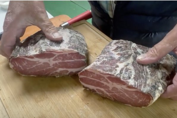 Kryddig jalapeño-grishals från askan