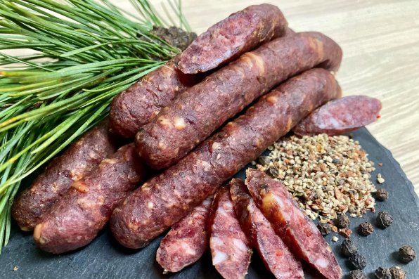 Mina Rehpfefferpeitschen är en sorts pepparsnacks och det perfekta mellanmålet för alla som älskar stark, kryddig viltkorv. Denna kallrökta specialitet består av fint rådjurskött, saftigt sidfläsk och en harmonisk kryddblandning av peppar, muskot, vitlök, korianderfrön och andra rustika smaker. Rehpfefferpeitschen är inte bara en smakupplevelse för viltälskare, utan också en höjdpunkt på varje smörgåsbricka. Med detta recept kan du enkelt tillaga denna speciella delikatess själv!