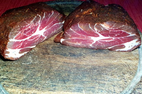 Skinka gjord på fläskkarré och kryddad med gyroskryddor