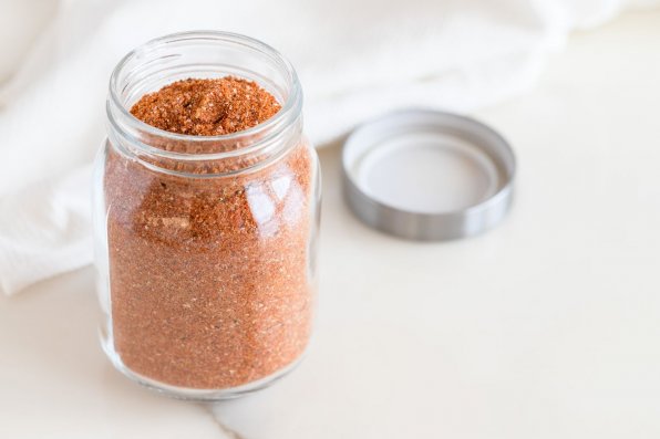 Magic Dust är en kryddblandning som uppfanns av Mike Mills, en prisbelönt grillmästare och ägare av 17th Street Barbecue i Illinois. Han avled i december 2020, men hans berömda barbecuekryddblandning lever vidare och kryddar allt från popcorn till rökt hel kalkon. 