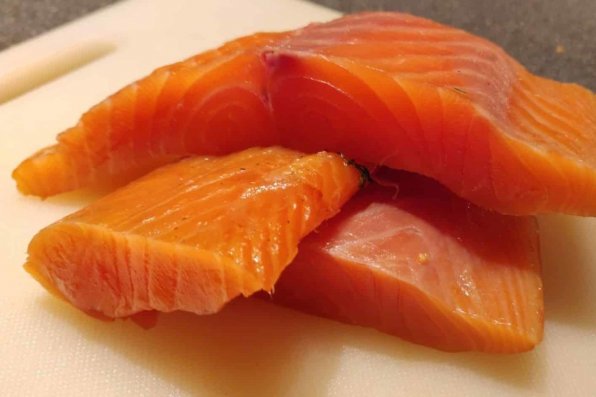 En riktig delikatess: recept på kallrökt marinerad lax. Hela laxfiléer används.