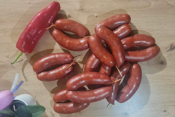 Påsk-Krainer är en populär korvspecialitet från Österrike och är känd för sin mustiga och lätt rökiga smak. Denna korv tillverkas traditionellt av en finbalanserad blandning av fläsk och nötkött, kryddad med vitlök, kummin, peppar och andra kryddor som ger den en distinkt arom. Korven består av ett fint korvkött med grova inlägg. Ett omisskännligt kännetecken för Osterkrainer är den ”spikade” förbindelsen mellan två korvändar med en tandpetare. Den kan ätas varm direkt från grytan eller kall och serveras vanligtvis som en del av en mustig snackbricka. Exakta recept för att tillaga Osterkrainer är svåra att hitta. Därför har jag utvecklat detta recept baserat på tillgänglig information.