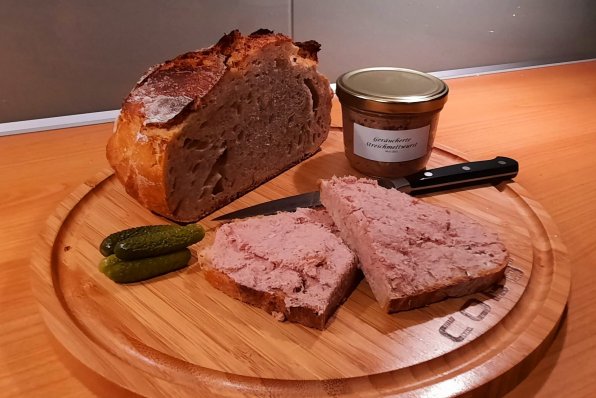 En speciell bredbar korv med rökt smak för ett smakrikt pålägg på bröd. Intensiteten kan varieras efter smak genom att använda mer eller mindre rökt sidfläsk.