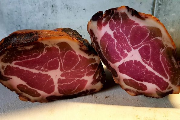 En helt speciell skapelse. I detta recept presenteras en rökt och en lufttorkad variant.