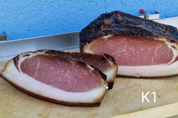 Österrikisk bacon av fläskytterfilé är en traditionell specialitet som spelar en viktig roll i den alpina köket. Under tillverkningen saltas och kryddas fläskytterfilén först och får sedan vila i flera veckor. Därefter röks och lufttorkas den. Dessa metoder ger fläskytterfilén sin karakteristiska konsistens och intensiva arom. I det österrikiska köket används bacon av fläskytterfilé på många olika sätt, antingen som en smakrik ingrediens i grytor och såser, som pålägg på bröd eller helt enkelt serverad som snacks i tunna skivor. Tack vare sin rika smak är den också ett utmärkt tillskott till ostbrickor och avnjuts ofta i kombination med färskt bondbröd och alpina ostar.