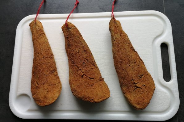 Recept för tillagning av lufttorkad ankbröstfilé med en het chilimantel. Använd ankbröstfiléer utan fettlager. 