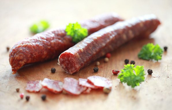 Tiroler Kaminwurzerl är en traditionell korvspecialitet från den österrikiska delstaten Tyrolen. De tillverkas vanligtvis av en blandning av nöt- och fläskkött som kryddas med en mängd olika kryddor som vitlök, peppar och ibland även röksalt. Efter tillverkningen fylls korvarna i naturtarmar och röks sedan, oftast över bok- eller granved, innan de lufttorkas. Denna process ger Kaminwurzerl sin karakteristiska, intensiva smak och fasta konsistens. De är mycket populära som snacks, särskilt i den alpina köket, och passar utmärkt till ett glas öl eller vin. Tack vare sin kompakta storlek och långa hållbarhet är de också perfekta för vandringar eller som proviant för andra utomhusaktiviteter. Med detta recept gör du klassiska tyrolska Kaminwurzerl av rent nötkött och nötfett.