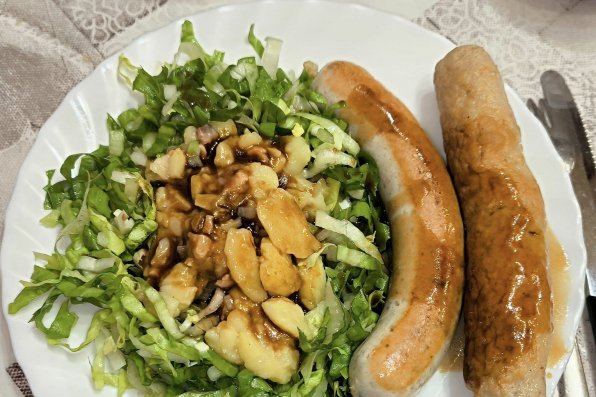 enna fina stekkorv är en variant av ullkorv – med samma fina korvfärs, men fylld i naturtarmar och stekt på klassiskt vis. Det ger den en fin brun färg, en behaglig konsistens och gör att den förblir underbart mör och saftig inuti. Serverad med krämig potatissallad i endivringar och brun sås blir den en riktig delikatess. Den passar också utmärkt som en elegant variant av currywurst. En jordnära korv med hemtrevlig smak – enkel, ärlig, läcker.