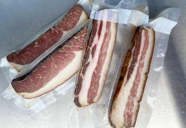 Om ni vill trolla fram riktigt aromatisk skinka eller bacon, då har ni kommit rätt! För vitlöksskinkan passar bäst en fin bit från överlåret – naturligtvis med svål. Den som hellre vill göra vitlöksbacon tar en saftig bit sidfläsk, också med svål. Grunden för båda varianterna är densamma. Nu kommer receptets stjärna: vitlök! Ja, 100 gram färsk vitlök per kilo kött kan kanske verka mycket vid första anblicken, men det är just det som är nyckeln till den omisskännliga smaken. Tro mig, det är värt det! Den intensiva vitlökssmaken gör detta recept till en riktig höjdpunkt.