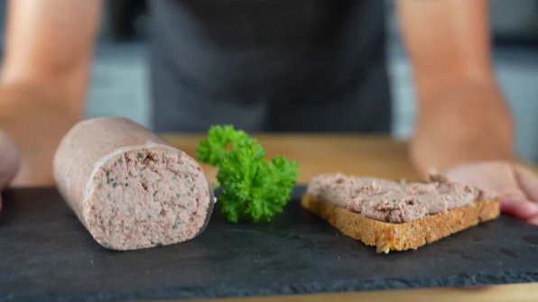 I det här inlägget lär du dig hur du kan göra en örtleverkorv själv. Den är enkel och supersnabb att tillaga.  Oavsett om du äter den på färskt bondbröd, med en krispig picklad gurka eller som en del av en rustik smörgåsbricka – den här leverkorven är alltid en njutning! När det gäller valet av örter kan du vara helt kreativ: ta det du gillar. 