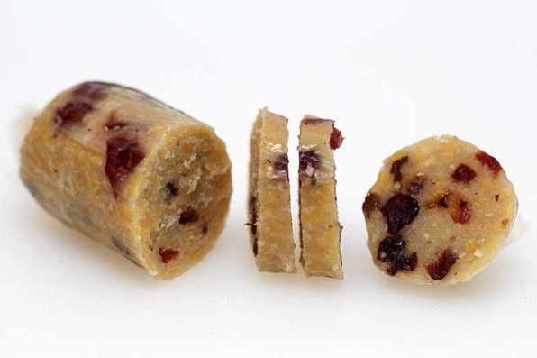 Polenta är majsmjöl som kokats till en gröt. Polenta har en krämig konsistens tack vare gelatiniseringen av stärkelsen i kornet. Polenta tar 35–45 minuter att laga, vanligtvis genom att sjuda i vatten i fyra gånger sin volym under nästan konstant omrörning, vilket är nödvändigt för en jämn gelatinisering av stärkelsen.