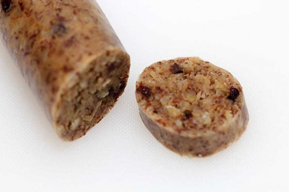 Jordnötssmörkorv tillverkas av krämigt jordnötssmör, russin, honung, malda linfrön, kakaopulver och kokosmjölk. Ingen olja tillsätts i emulsionen eftersom jordnötssmör i sig innehåller rikligt med olja.