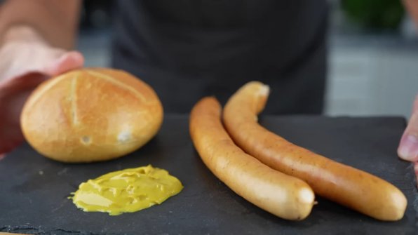 Fågelwiener är en fin, lätt variant av de klassiska wienerkorvarna. De består av mört fågelkött och övertygar med sin milda, saftiga smak