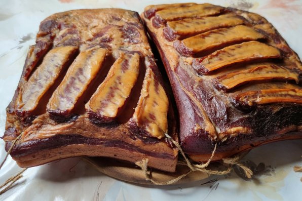 Svinets bredsida avser i allmänhet den del av kroppen som ligger vid sidan av revbenen. Inom köttförädlingen skärs detta område ofta upp i olika delar, t.ex. kotletter eller bukkött (även känt som sidfläsk). Den exakta benämningen kan dock variera beroende på region och köttförädlingstradition. I detta recept visar jag hur vi har förädlat sidorna i Schwarzwald.