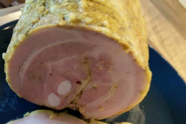 Jag har länge letat efter ett recept på kokt skinka med vitlöksskal. Eftersom sökandet inte varit särskilt framgångsrikt har jag själv satt ihop ett recept på denna vitlöksstek. I min provningsmani glömde jag naturligtvis att ta bort brosket, men i övrigt tycker jag att projektet blev en fullständig succé!