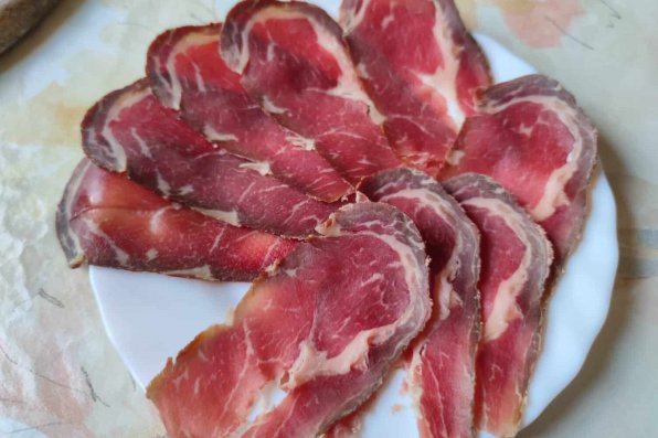 Det är lite ovanligt, men ändå värt att prova denna typ av förädling av kött som man egentligen skulle njuta av som stek.