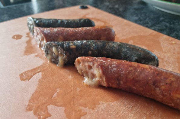 Käsekrainer efter tyrolsk recept med kryddig tyrolsk bergost. Denna korv kan tillagas på traditionellt vis eller piffas upp lite med några knep. Mer om detta i receptet.