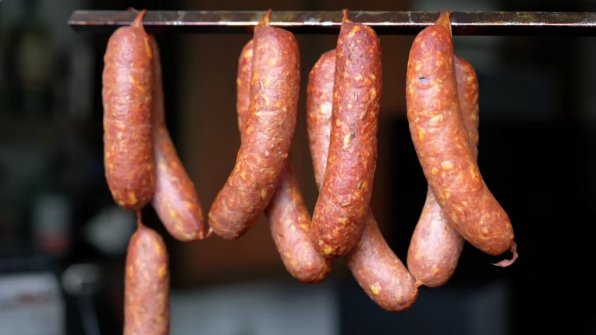 Thüringer Knackwurst är en klassiker inom den tyska matkulturen: lufttorkad, kallrökt och perfekt till fika eller som mellanmål. 