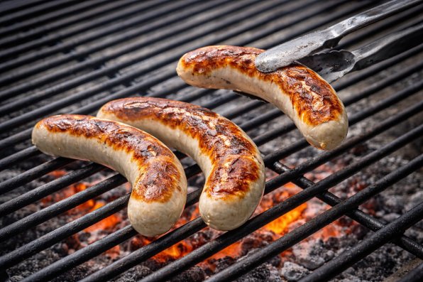 Kalvkorven efter St. Galler-recept är en äkta del av den schweiziska korvkulturen – med fin smak, ljus färg och en lång tradition på grillen. Den är känd under många namn: St. Galler Kalbsbratwurst, St. Galler Bratwurst, Olma-Bratwurst eller helt enkelt från grillståndet på den traditionsrika folkfesten i St. Gallen. Rättsligt sett är saken klar: Endast om köttandelen i den kokta korven består av minst 50 % kalvkött får den officiellt kallas ”St. Galler Kalbsbratwurst”. Om mindre kalvkött används är den korrekta benämningen ”St. Galler Bratwurst”. Båda varianterna är skyddade av en skyddad geografisk beteckning (SGB) inom Schweiz. Vår recept är baserad på den klassiska kalvkorven – därför kallar vi den ”Kalbsbratwurst St. Galler Art”. Typiskt är korvfärgens ljusa färg, den fina konsistensen och avsaknaden av paprika, nitritpökelsalt och vitlök. Istället används muskot eller muskotblomma, lite citron, vitpeppar och lök – diskret, men karaktärsstarkt. Korven fylls i svintarm, grillas gyllenbrun och – mycket viktigt – äts traditionellt utan senap. Ett krispigt bröd räcker för att verkligen njuta av denna klassiker från östra Schweiz. Originalet är en finmalen kokkorv. Mitt recept kan återskapas med en matberedare eller – med lite flit – även för hand. Resultatet blir naturligtvis inte riktigt lika fint som med matberedaren, men du kommer ändå att bli positivt överraskad av resultatet. Om du har en matberedare kan du naturligtvis också använda detta recept i matberedaren.