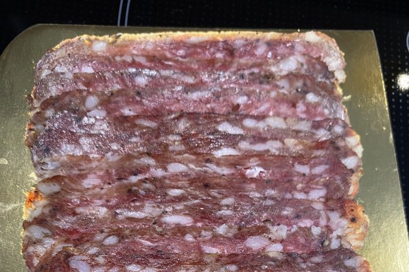 Vissa recept skapas inte vid skrivbordet, utan i stunden. Det här receptet har sitt ursprung i en kall vinterkväll på julmarknaden: två vänner, doften av rostade mandlar i luften och en långsamt värmande snaps på pinjenötter. Mellan träbodar och ljusslingor föddes idén att tänka nytt kring vilt och kryddor. Ur denna stämning utvecklades en hjortsalami som är inspirerad av den klassiska Brettsalami. Detta val gjordes medvetet, eftersom det är en av de enklaste formerna av råkorv. Det behövs inga tarmar, inga komplicerade formar och ingen teknisk utrustning. Brettsalami har en tydlig struktur och är mycket förlåtande. Därför är den idealisk för nybörjare som vill skaffa sig första erfarenheter av råkorv. Detta recept kombinerar den nybörjarvänliga bordsalamin med den fina, lätt syrliga smaken av rådjurskött. Det visar att god viltkorv varken behöver vara komplicerad eller elitistisk. Med en överskådlig insats, rena arbetstekniker och lite tålamod lyckas man alltid.