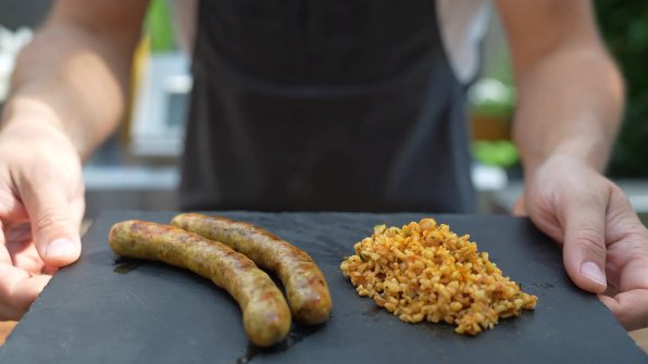 Den indiska currykorven är en spännande variant av grillkorv. Gurkmejan ger korven en lätt gul färg.  Den intensiva currysmaken gör den indiska grillkorven till något alldeles speciellt. 