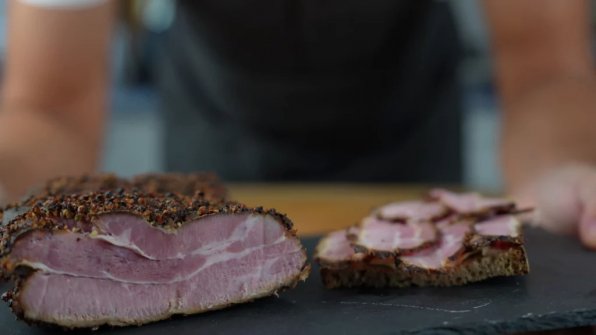 Pfefferbauch är en klassisk specialitet gjord på saltat sidfläsk som gnids in med grovmalen peppar och sedan torkas eller röks. Saltningen ger köttet dess intensiva smak och gör det hållbart. Pfefferbauch äts oftast kallt och tunt skuret, klassiskt till fika med bondbröd, senap eller picklad gurka. Det passar dock också utmärkt tärnat eller stekt i skivor för att förfina grytor, stekt potatis eller rejäla pannrätter.