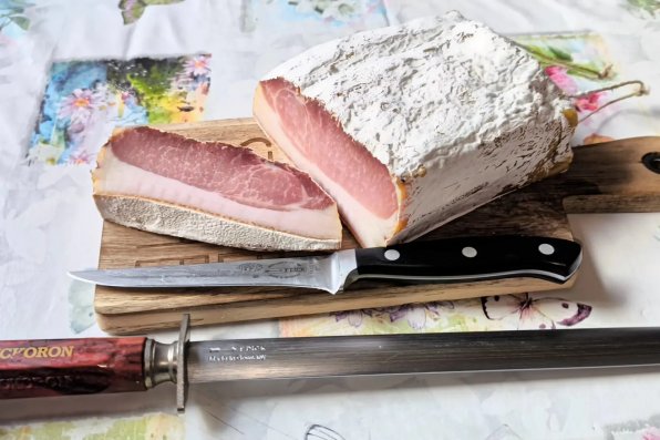 Jag gjorde den här ytterfilén helt på känsla – utan någon större plan, men med en fin bit fläskytterfilé med både fettkappa och svål. Resultatet överraskade mig verkligen: på utsidan ett fint hölje av ädelmögel, och på insidan en underbart mognad ytterfilé med fantastisk arom.  Ädelmögel gör verkligen stor skillnad – inte bara för utseendet, utan även för smaken. Det gör att mognadsprocessen blir jämnare, och ytterfilén blir härligt mild och lätt nötig. Helt perfekt till en charkbricka eller bara som ett gott tilltugg.  Om du torkar kött själv och gillar ädelmögel, så borde du verkligen testa det här!