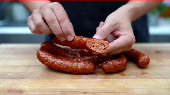 Texas Hot Links är helt enkelt oemotståndliga och en riktig höjdpunkt tack vare sin kryddiga, rökiga smak. De är också kända som ”Hot Guts”. Ursprungligen grillades denna korv, vilket gav det yttre skalet ett förkolnat, nästan bränt utseende. Numera tillagas den på olika sätt, antingen genom grillning, bakning eller rökning.