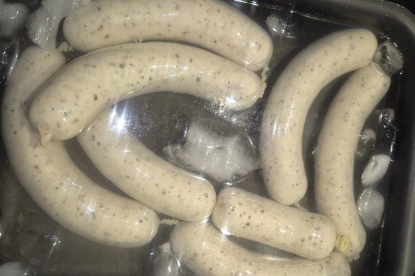 Korv behöver inte alltid vara gjord på kött – även fisk kan användas för att tillverka en riktigt god korv. Dessa fiskkorvar kombinerar mör filé av pangasius och aromatisk lax med saftiga Black Tiger-räkor. Resultatet är en delikat fiskkorv med en behagligt luftig konsistens. Citron, timjan, chili och vitlök ger smaken. Den friska citronsmaken ger lätthet, timjan passar utmärkt till fisk och räkorna ger korven en speciell arom. En lätt hetta från chili rundar av det hela. Fiskkorvarna smakar bäst när de serveras direkt från stekpannan eller grillen. Lätt bruna på utsidan, saftiga på insidan – perfekta till en fräsch sallad, bröd eller helt enkelt naturella med en skvätt citron.