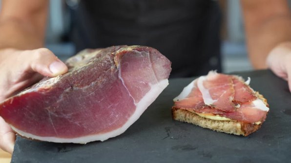 Denna råskinka är ett underbart alternativ till klassisk skinka och hör till mina absoluta favoriter. De fina medelhavskryddorna ger den en helt speciell smak. Örterna och kryddorna är tydligt kännbara, men aldrig påträngande. Helt enkelt perfekt balanserad.