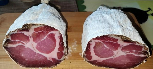 Jag älskar coppa med ädelmögel till och med ännu mer än coppa i sin naturliga form. Coppa är en traditionell italiensk specialitet som tillverkas av fläskkarre' och får sin unika smak tack vare den fina marmoreringen och den långsamma mognadsprocessen. Varianten med ädel mögel ger coppan en extra smakdjup: det ädla möglet bildar ett fint vitt lager på ytan, som inte bara är vackert att se på, utan också gör aromen ännu mer intensiv och ger en särskilt mör konsistens. Medan den naturliga Coppa imponerar med sina klara, kryddiga aromer, tillför den ädla mögeln en speciell komplexitet som förädlar mognadsprocessen och skapar en otroligt fin balans mellan kryddighet, mild syra och ett lätt nötaktigt arom. Det gör Coppa med ädel mögel till en helt speciell njutning som jag personligen helt enkelt älskar.