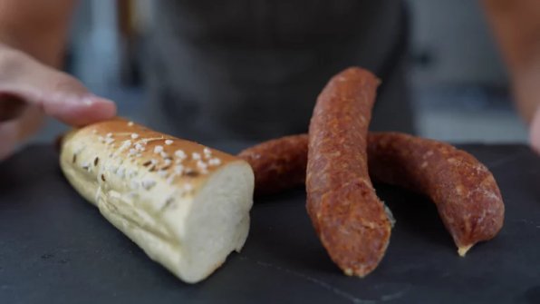 Smakrik, kryddig & som hos slaktaren Paprikaknacker är en kryddig, lätt pikant variant av råkorv som konserveras genom saltning och mognad. Den kännetecknas av sin kraftfulla smak, som framför allt präglas av paprika och kryddor.