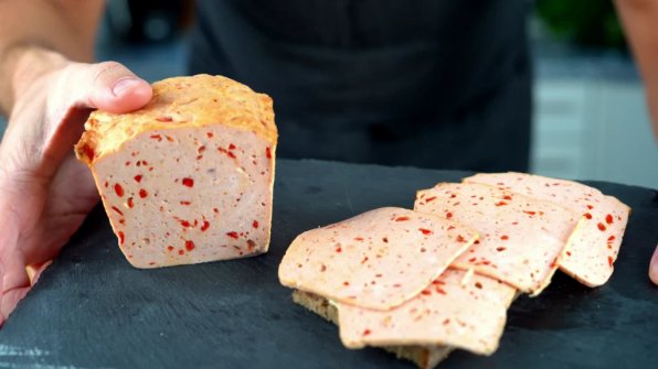 Oavsett om det är pålägg på färskt bröd, vid lunchtid eller som ett välsmakande mellanmål mellan måltiderna. Pepparpajen är mångsidig Kombinationen av kött och aromatisk paprika gör den särskilt saftig och intensivt smakrik. Och det bästa: Du behöver bara några få ingredienser och kan anpassa konsistensen efter din smak – från fin till lätt rustik.
