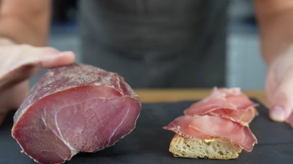 Nussschinken är en klassiker bland råskinkorna och utmärker sig genom sin rena, balanserade smak. Magert kött, en enkel kryddning med salt och peppar samt en fin rökig ton ger en harmonisk smak utan att vara påträngande. Oavsett om det är till mellanmålet, tunt skuret eller som det är. Din egengjorda Nussschinken passar alltid.