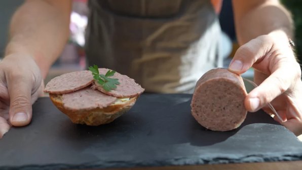 Gör leverrulle själv – smakar fantastiskt trots att den är relativt okänd  Leverrullen är en kokt korv och ett utmärkt alternativ till leverkorv. Den håller formen vid skivning och har en fin smak av lever och mejram.